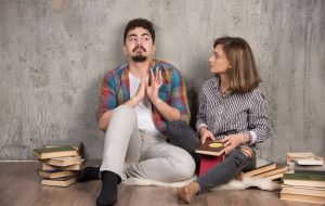 Falar sozinho é mais comum do que parece — e a ciência explica