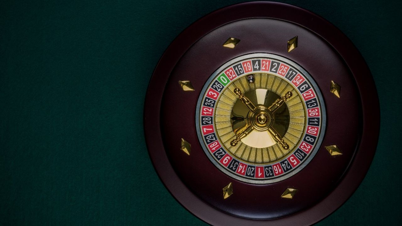 A roleta online difere da jogada em cassinos físicos?