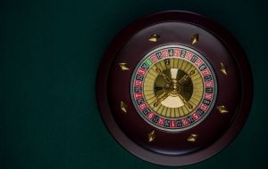 A roleta online difere da jogada em cassinos físicos?