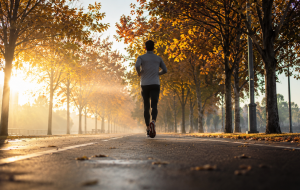 Corrida, caminhada e pedal no outono: o que muda no treino