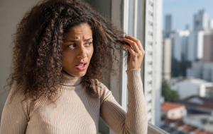 Cabelo e tempo seco: Por que o frizz volta com a chegada do inverno