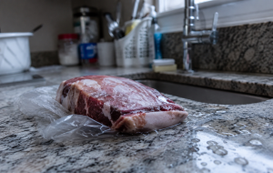 Descongelar carne na pia: o erro que coloca sua saúde em risco