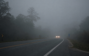 Neblina na estrada: por que o pisca-alerta em movimento é perigoso