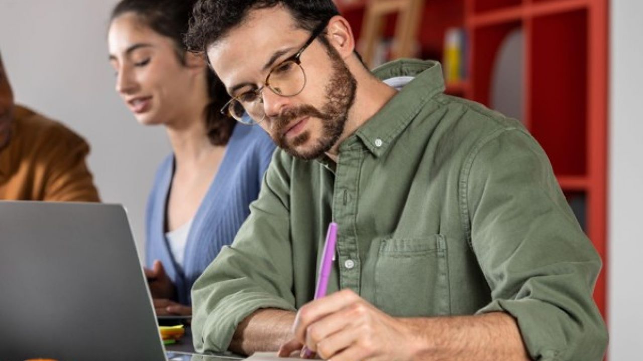 Cursos profissionalizantes ganham espaço como porta de entrada para carreiras no varejo alimentar