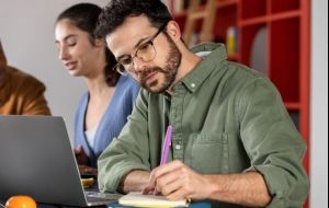 Cursos profissionalizantes ganham espaço como porta de entrada para carreiras no varejo alimentar