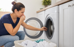 Roupa sai da máquina com cheiro ruim? 9 causas que vão além do sabão