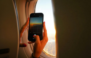 Vai viajar? Descubra como ter internet no exterior sem sustos na fatura