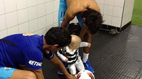 Neymar leva filho ao vestiário após vitória na Libertadores