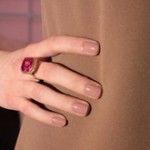 Esmalte cor nude combina com a estação