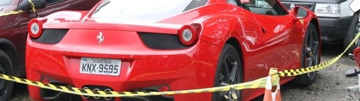 Após pagar diárias no Detran, Thor Batista retira sua Ferrari do depósito