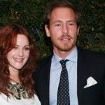 Drew Barrymore prova vestido de casamento