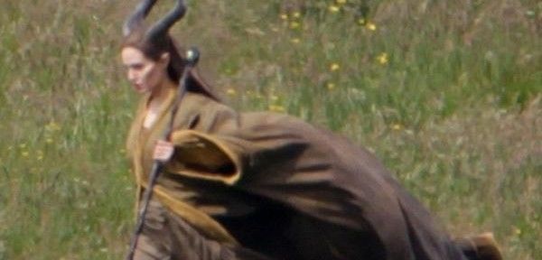 Angelina Jolie é flagrada voando em sua nova produção, o filme "Malificent"