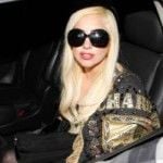 Lady Gaga põe seu novo single pra tocar em seu automóvel