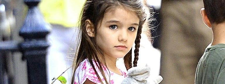 Katie Holmes consegue a guarda da filha Suri