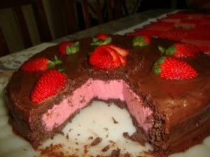 Torta de mousse de chocolate com morango