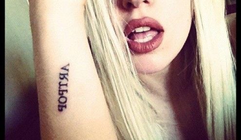 Lady Gaga mostra sua nova tatuagem no Twitter