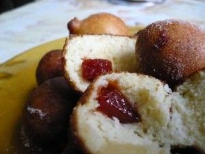 Bolinho de chuva recheado com goiaba