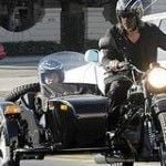 Filho de Brad Pitt ganha moto de presente do pai