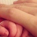 Claudia Leitte posta foto de mãos dadas com o filho caçula