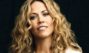 Sheryl Crow diz estar com tumor em seu cérebro pelo uso excessivo do celular