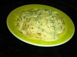 Penne ao molho milho, parmesão e manjericão