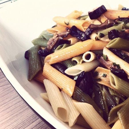 Penne com alho negro e Shiitake