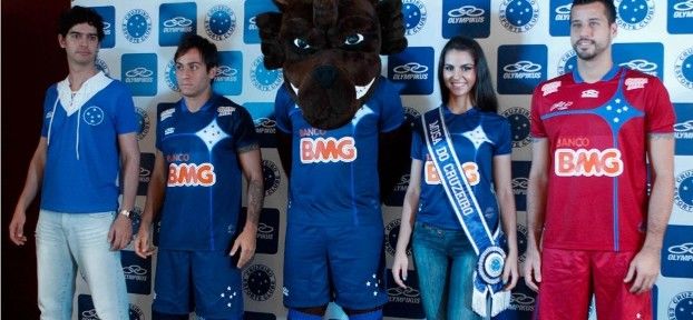 Nova blusa do Cruzeiro destaca estrelas do escudo do clube