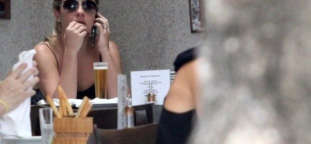 Adriana Esteves é vista em restaurante carioca tomando chopp