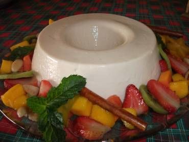 Pudim de ata com frutas marinadas