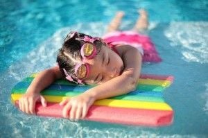 Dicas de cuidados com os filhos nas piscinas
