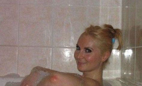 Foto é excluída do facebook de mulher em banheira por confundir cotovelos com seios 