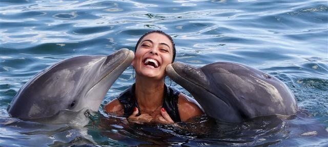 Juliana Paes posa em foto com dois golfinhos nas Ilhas Cayman 
