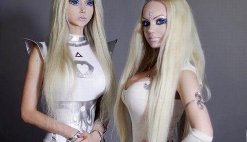 Barbies humanas se encontram e planejam morar nos EUA