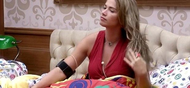 Fani brinca com André e fala:'Vou chamar você e a Fernanda para uma noite triangular' em BBB13