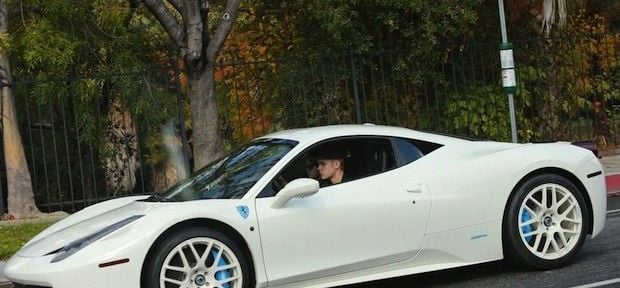 Fotógrafo morre após tentar tirar fotos de Ferrari de Justin Bieber
