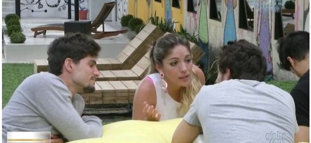 O clima fica pesado entre Anamara e Elieser em BBB13