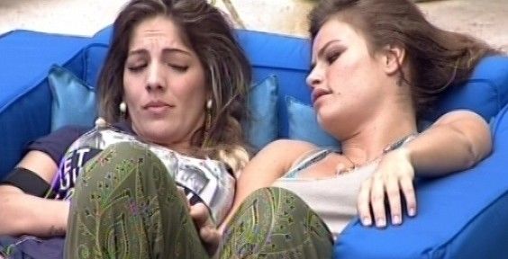 Anamara dá selinho em Natália em 'BBB13'