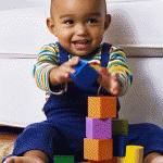 bebe-com-brinquedos-pedagogicos