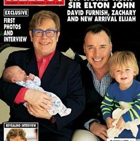Elton Jonh e David Furnish apresentam o seu filho caçula