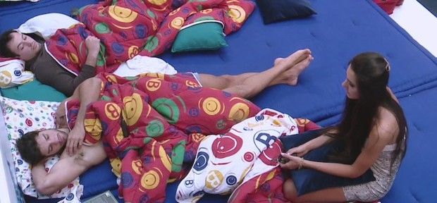 Torcida desperta belos adormecidos em Casa de Vidro em 'BBB13' 