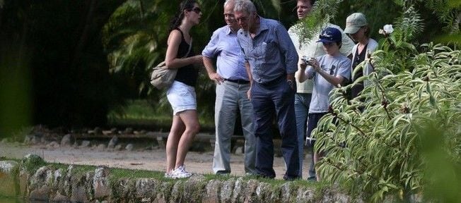 Harrison Ford leva a família para conhecer o jardim botânico e faz trilha na Tijuca