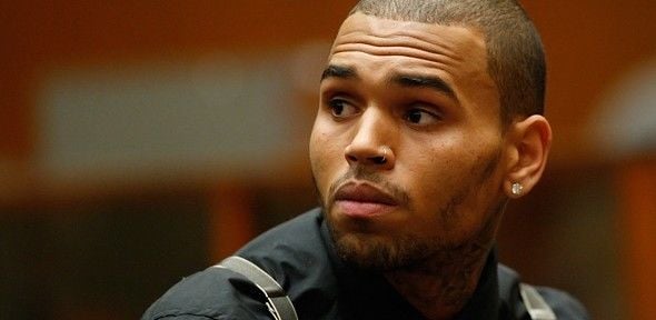 Chris Brown diz se arrepender de ter batido em Rihanna