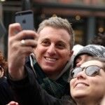 Luciano Huck é rodeado por brasileiros em Nova York