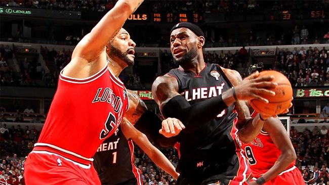Tributo da NBA ao latinos, com camisa do El Heat e Los Bulls
