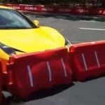 Motorista perde controle de Ferrari durante evento e atropela pessoas