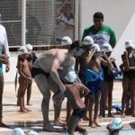 Michael Phelps dá aula para crianças da rocinha