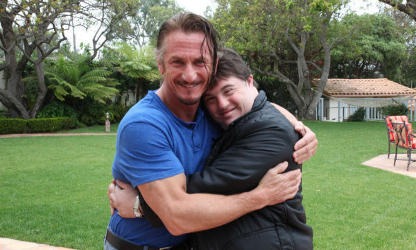 Ariel realiza sonho e conhece Sean Penn