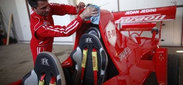 Homem gasta 65 mil reais e constrói seu próprio carro F1