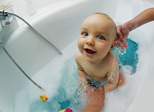 como-dar-banho-no-bebê-em-dias-frios