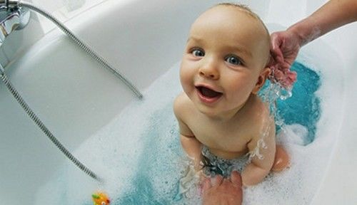Dicas de banhos para bebês em dias frios